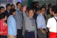 delegates hailing taxis at guangzhou east station
