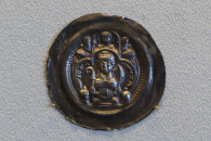 Bode-Museum — 25: Brakteaten mit Darstellung des Erzbischofs und des Heligen Mauritius