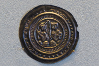 Bode-Museum — 26: Brakteaten mit Darstellung des Erzbischofs und des Heligen Mauritius