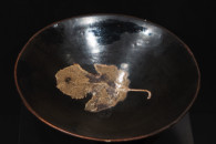 Östasiatiskamuseet — 10: Bowl, stoneware, Jizhou yao. Interior decoration of greyish-yellow leaf in relief. Song Dynasty, 960-1279, Jiangxi Province