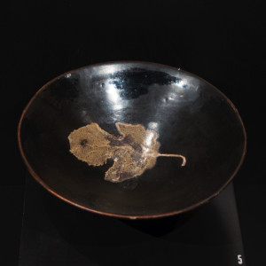 Östasiatiskamuseet — 10: Bowl, stoneware, Jizhou yao. Interior decoration of greyish-yellow leaf in relief. Song Dynasty, 960-1279, Jiangxi Province