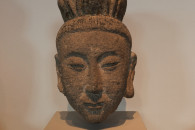 Östasiatiskamuseet — 13: The Three Pure Ones: Yuanshi Tianzun. Sandstone, traces of pigments. China, Shanxi Province, cave temples at Haotianguan. Yuan Dynasty, c. 1295