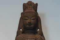 Östasiatiskamuseet — 15: Guanyin Bodhisattva. Sandstone, traces of pigments. China, Tang Dynasty, 618-907