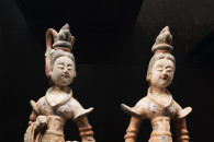 Östasiatiskamuseet — 3: Earthenware tomb figurines of two ladies-in-waiting. Painted. Tang Dynasty, 600 – 700