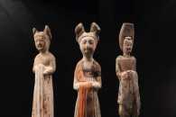 Östasiatiskamuseet — 4: Earthenware tomb figurine of three women. Traces of paint. Tang Dynasty, 600 – 700