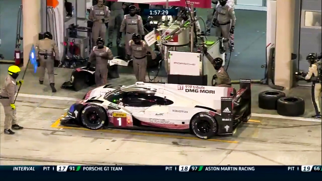 Porsche 919 LMP1–H, de-pitting at last race of 2017 WEC