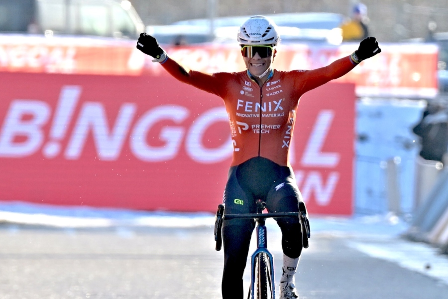 Ceyling del Carmen Alvarado winning the very snowy Zonhoven 2026 cyclocross, crossing the line arms raised smiling with joy.